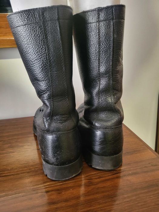 Botas militares genuínas (exército Portugal) de cano alto, pele preta, em excelente estado.