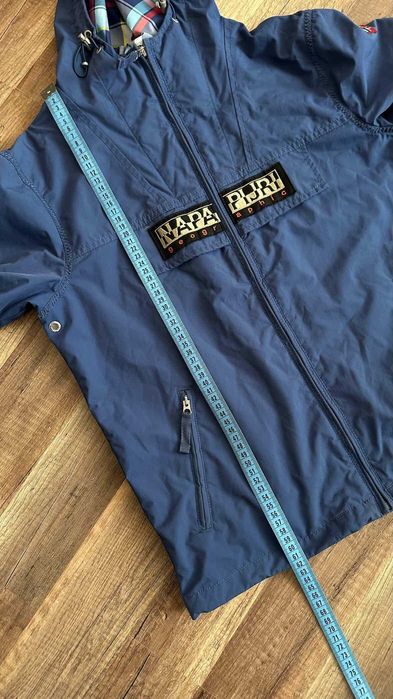 Продам ветровку напапири
