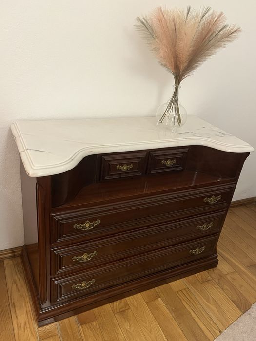 Comoda em mogno com tampo em marmore