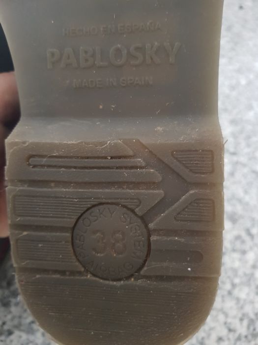 Botas castanhas com pouvo uso.
