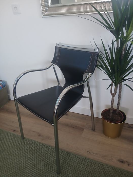 Cadeira de design em pele preta e estrutura cromada