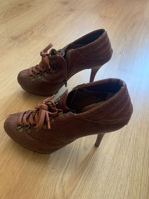 Botins com atacadores e  salto agulha côr Mel