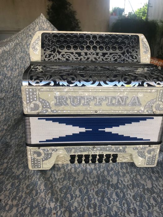 Vendo concertina em muito bom estado em SOL DO FA da famosa marca