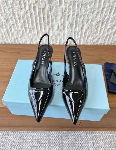 Obcasy Prada w kształcie ostrego trójkąta