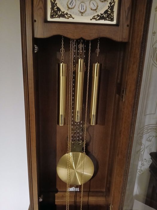 Relogio de pé alto, com pêndulo.