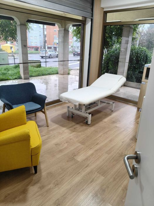 Alugam-se gabinetes em clínica na área da saúde e estética.