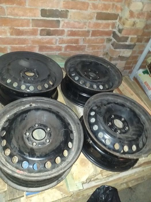 4x Oryginalne felgi stalowe 16" oraz kołpaki i śruby do Volvo V40 2014