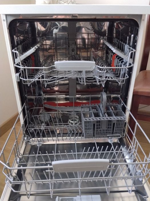 Máquina de Lavar Loiça Hotpoint Ariston (Inverter / 3D Zone Wash) – Bom estado