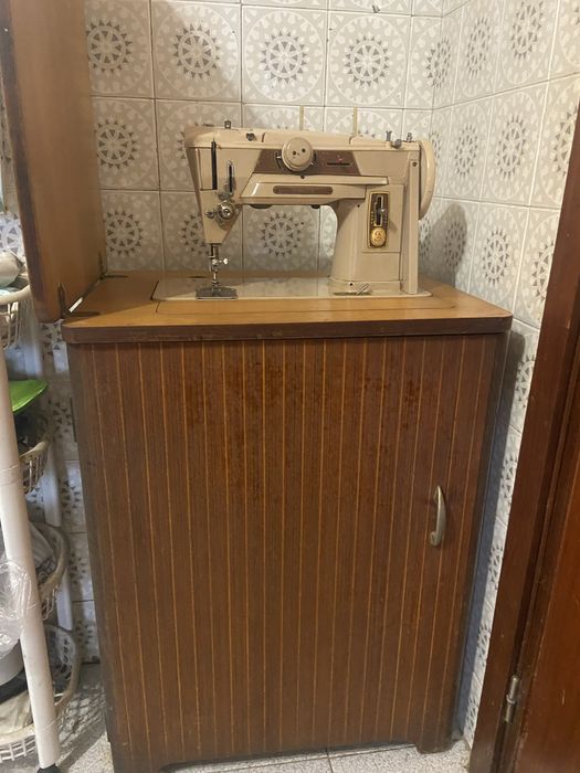 Maquina Singer com ligação eletrica