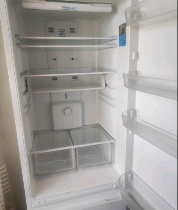 Indesit BIA 18 NF під ремонт або запчастини 
Терміново. Холодильник Inde