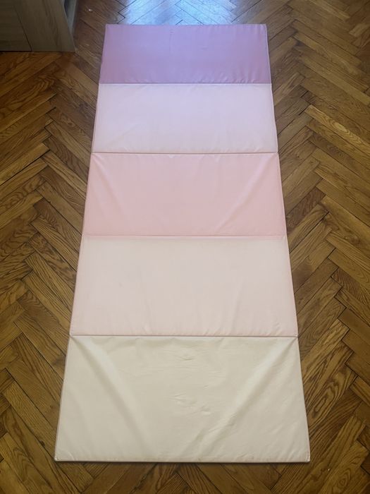 Składana mata gimnastyczna różowa. Gimnastyka, akrobatyka, aerial.