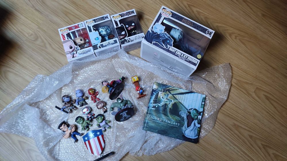 Conjunto Merchandising (Funko, Qfig, LootCrate)