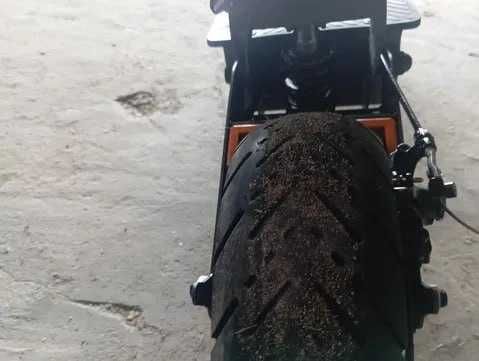 Kukirin G4 Max ładowarka i kask w zestawie