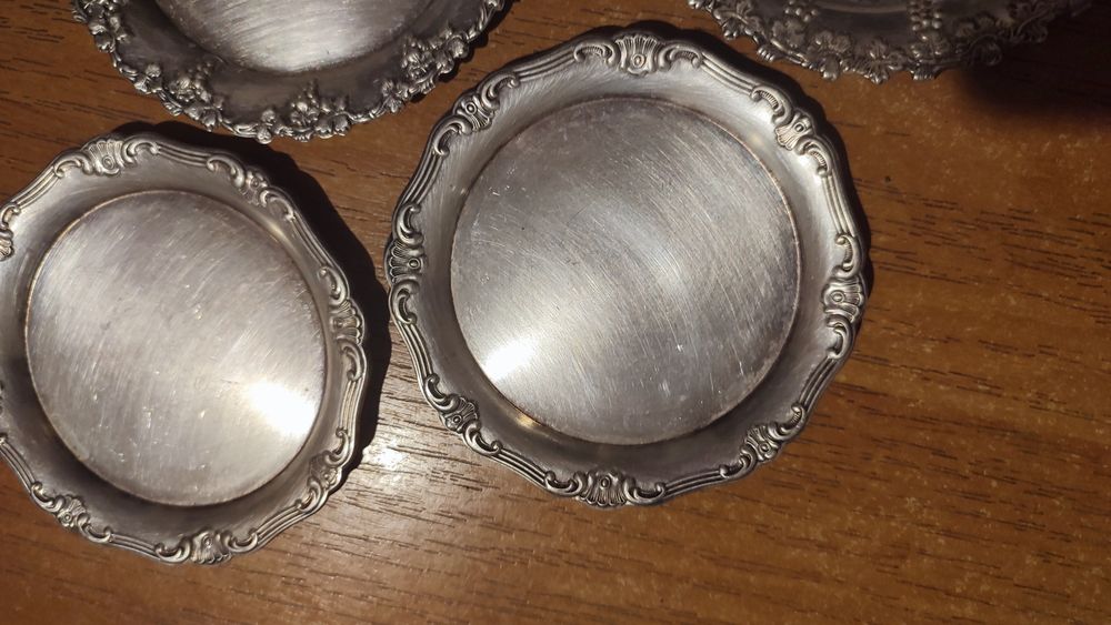 Spodki z motywem zdobiennym