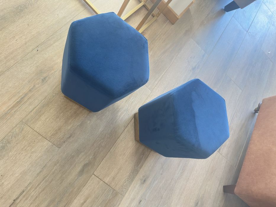 Poufs azuis com dourado