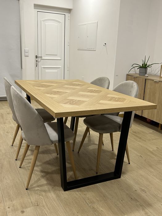 Mesa com 4 cadeiras