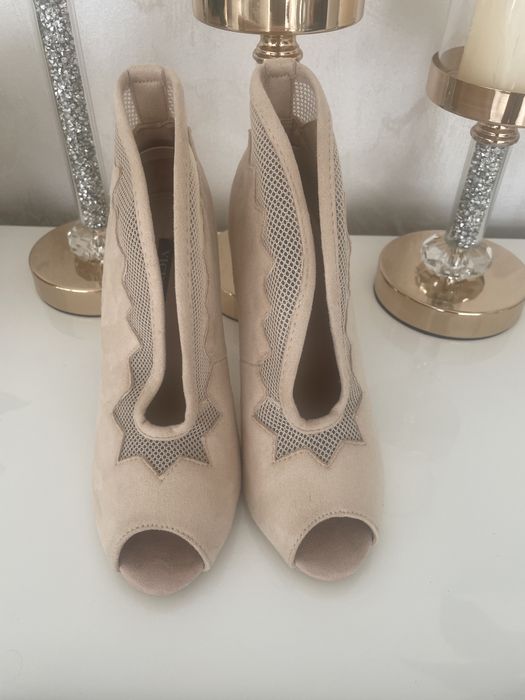 Beżowe botki z odkrytymi palcami