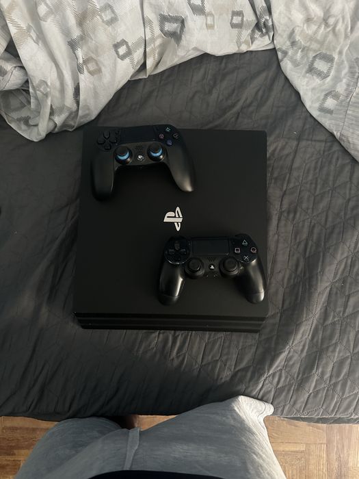 PS4 PRO com 2 comando