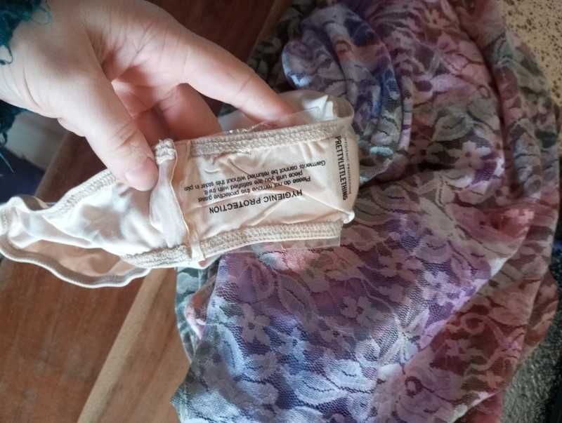 Sukienka długa koronkowa PrettyLittleThing