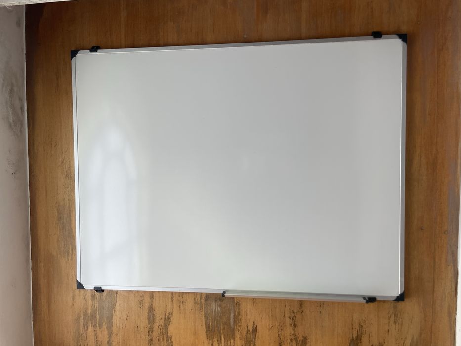 Secretárias, cadeiras e quadros