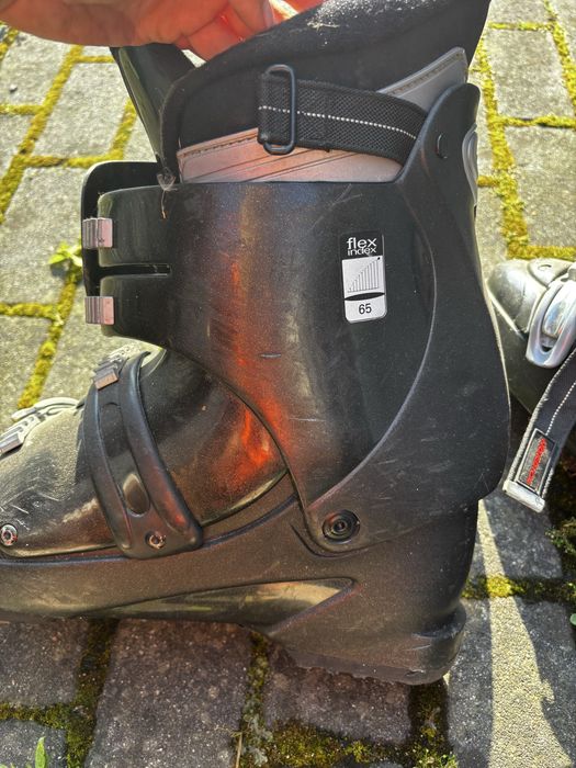 Buty narciarskie z nartami