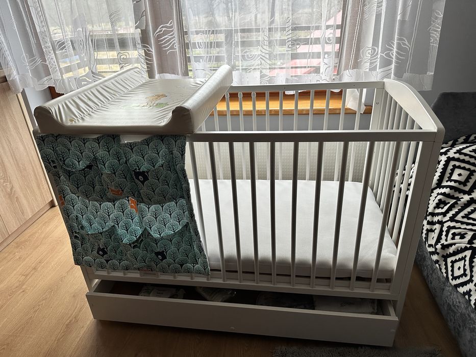 Łóżeczko niemowlece z szuflada i z materacem + przewijak