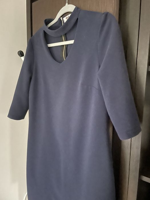 Sukienka w kolorze granatu.