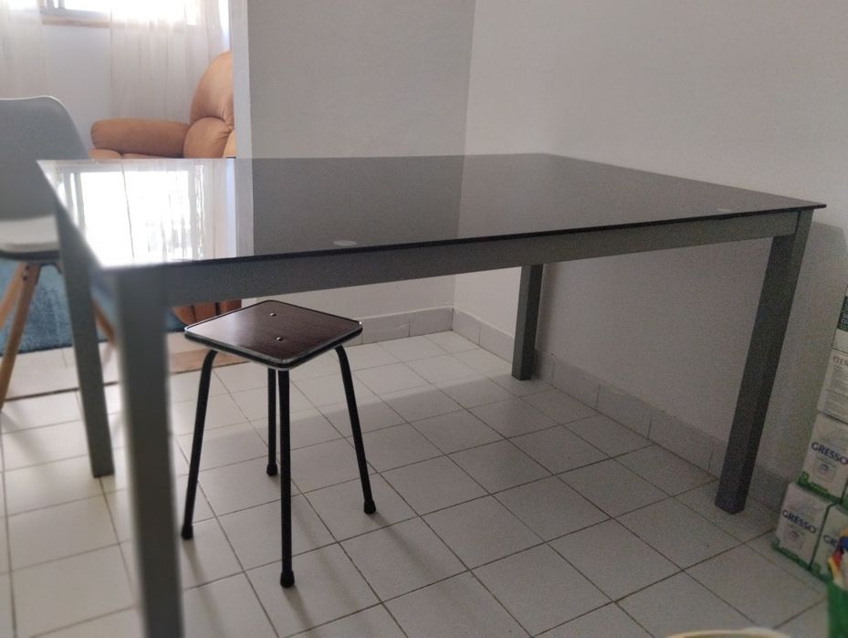 Mesa jantar em vidro.