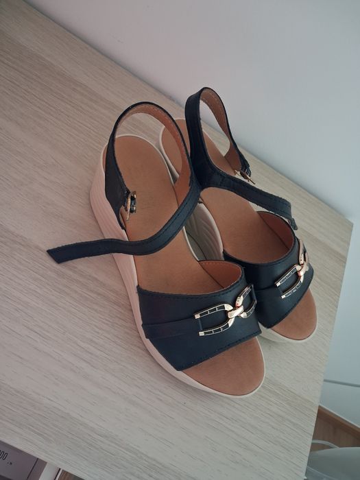 Sandalias novas  so usei uma vez