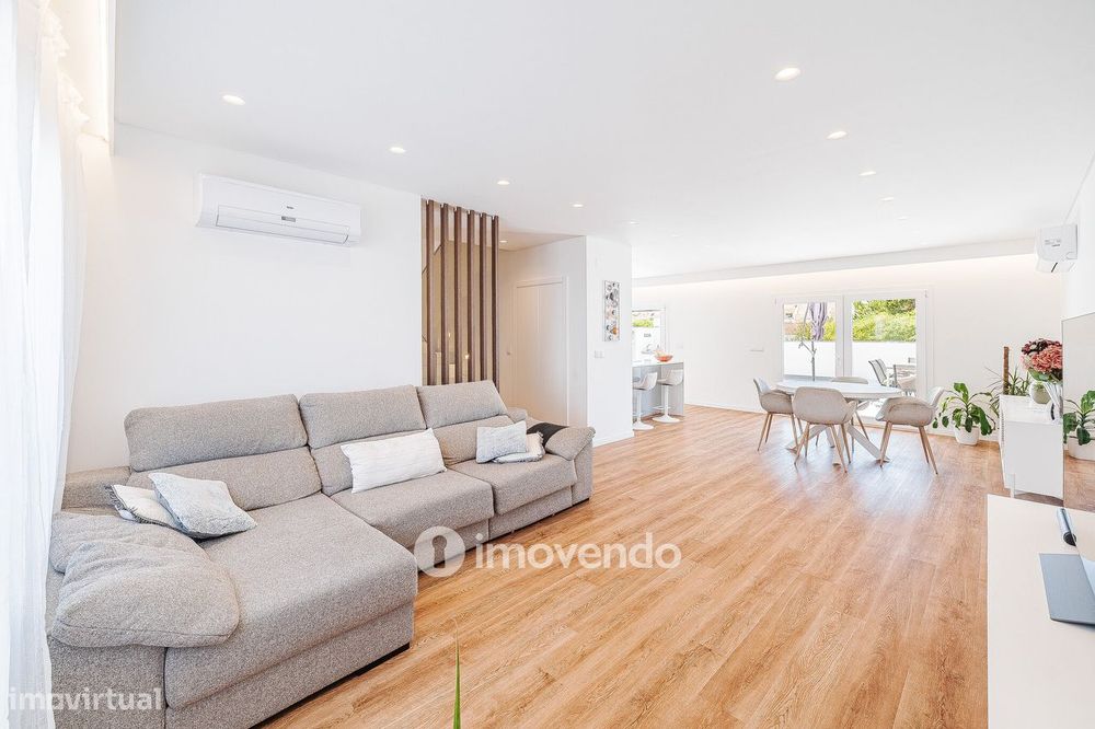 Moradia T3+1 moderna, com garagem e áreas amplas, em Alcochete