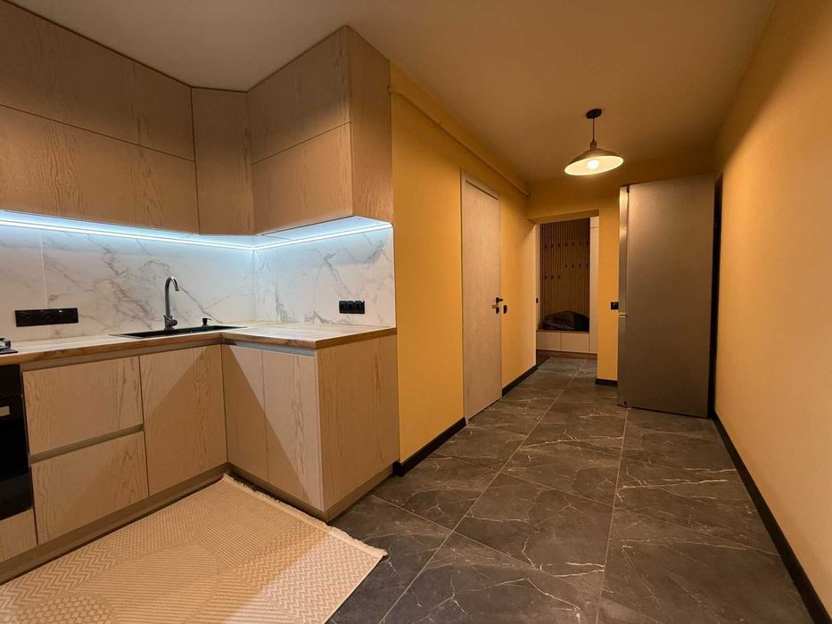 Двокімнатна квартира в центрі Богородчан із власною ділянкою.