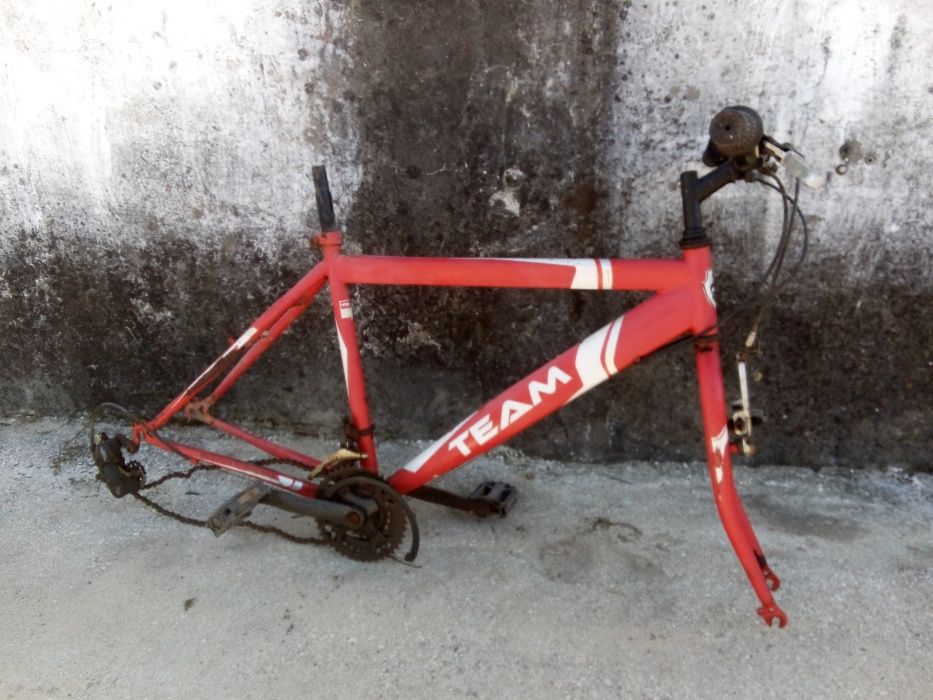 Várias bicicletas para restauro