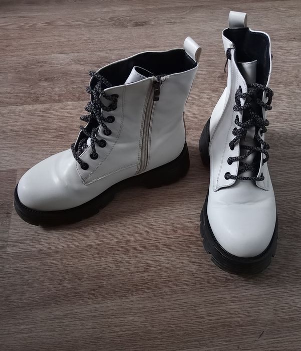 Белые ботинки на черной подошве, демисезонные.