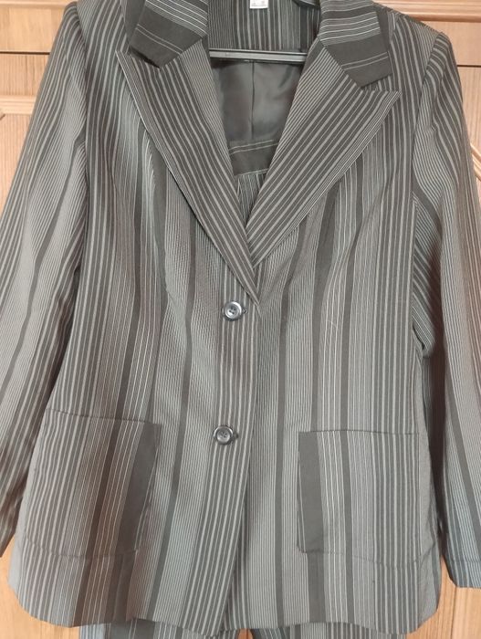 Жіночий брючний костюм