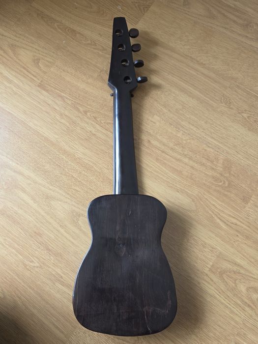 Guitarra em pau preto.