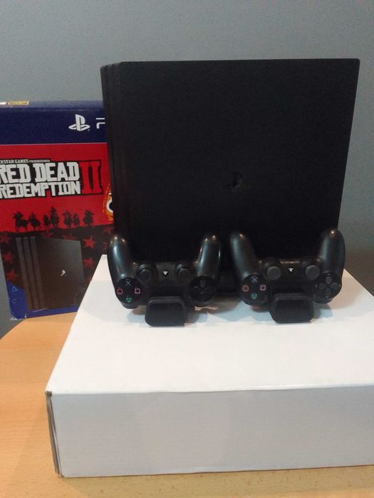 Konsola PS4 PRO 7216B 1TB SSD zadbana i sprawna, 2 pady, podstawka.