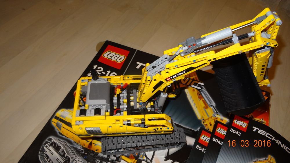 Lego Technic 8043 - Motorized Excavator - 2010r