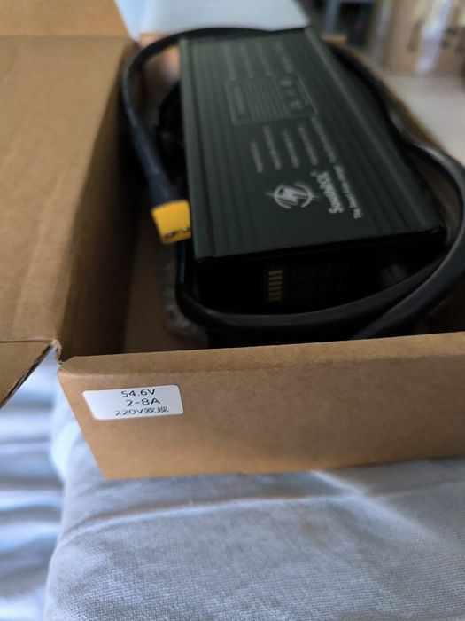 Carregador de lítio 54,6 V / 2–8 A SouthROL — Novo com caixa