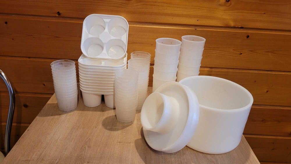 Pojemniki do wytwarzania twarogu i sera.