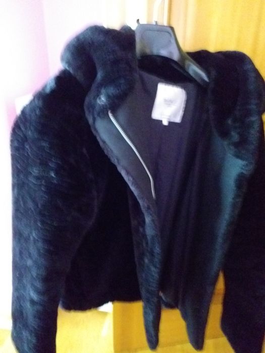 Casaco em pelo preto Zara