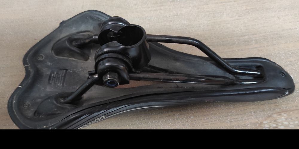 Peças para bicicletas. Acento, pedais de encaixe, kits de luzes