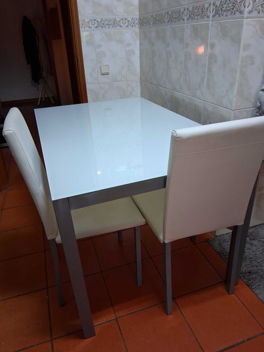 Conjunto mesa e cadeiras de cozinha.