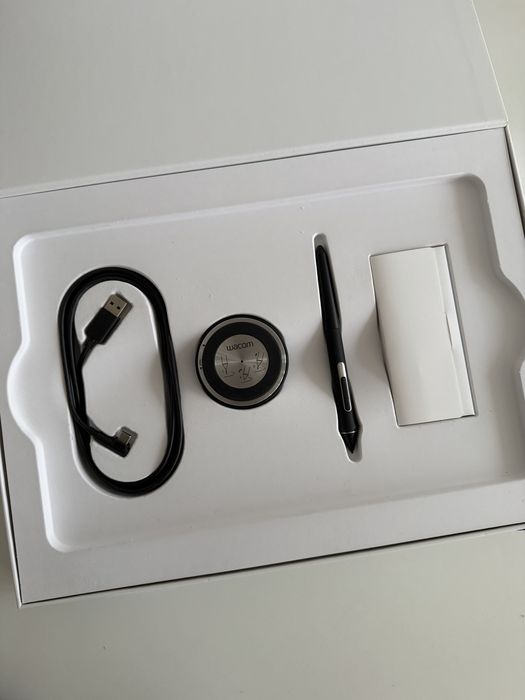 WACOM Pen Tablet Intuos Pro Medium плантеш