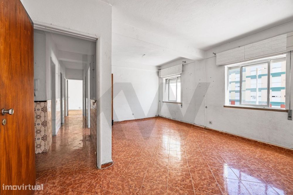 T2 Em Miratejo | Corroios | 1.º Andar | Potencial Para Remodelação Tot