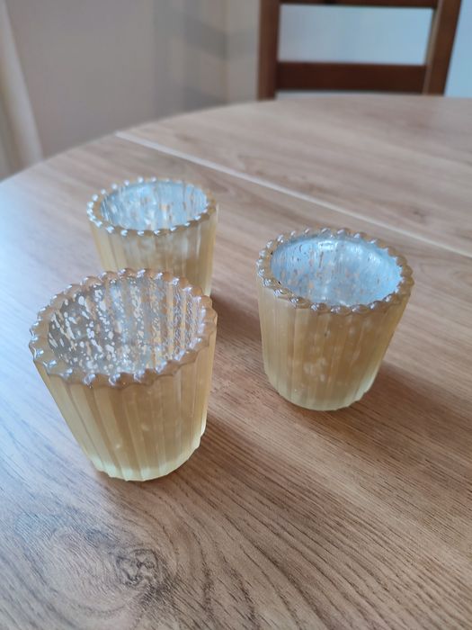 Nowe świeczniki beżowe, nakrapiane na tealight-y. Wys. 6cm, średn. 6cm