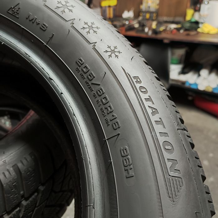205/60/16 XL Sprzedam parę opon zimowych Dunlop