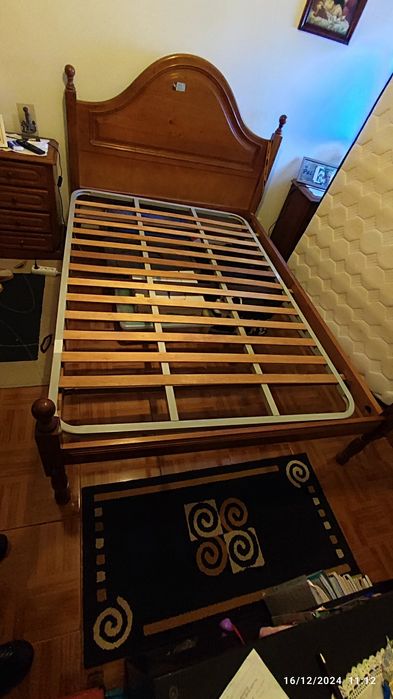 Cama de casal com estrado de ripas.