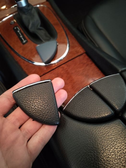 Uchwyt Podłokietnika trójkąt dekor. Mercedes w211