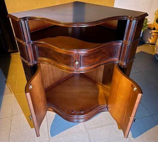 Móvel de canto em madeira, usado