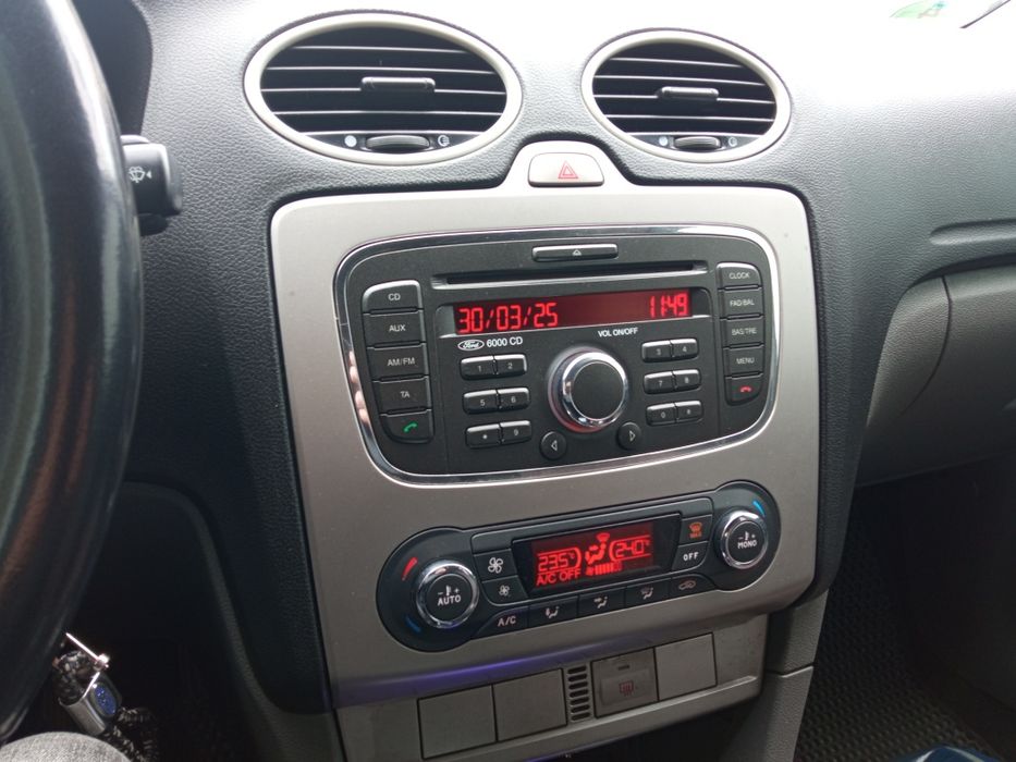 Форд фокус 2010рік  1.6 бензин 74кв